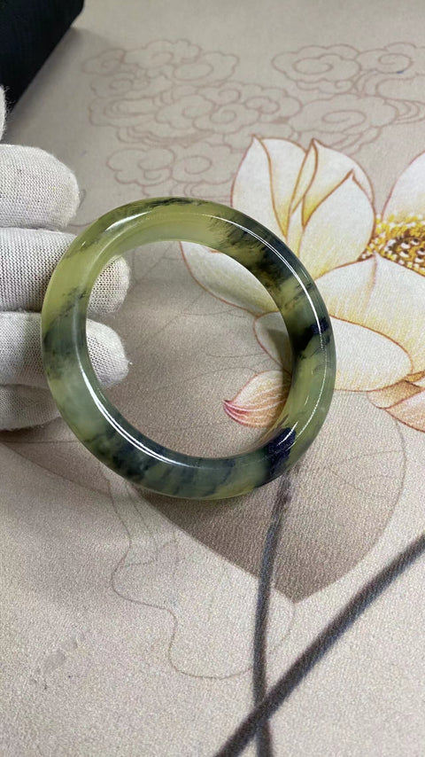 Gelang lukisan pemandangan giok Xiu yang indah, dengan tinta yang terciprat ke dalam batu giok, warna tintanya indah, batu giok halus ada di gambar, diameter 54mm, lebar samping 11.9mm, semua batu giok diproduksi secara alami dengan pola acak. Pengiriman