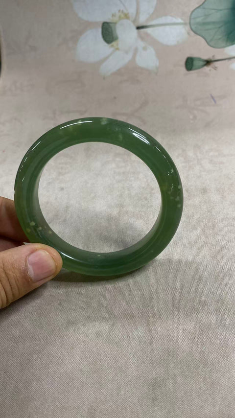 Gelang giok Xiuyan hijau penuh bertabur bunga emas yang indah, giok hijau, kekayaan dan kemakmuran seumur hidup. Diameter 59,9 mm, lebar batang 12,8 mm, semua batu alam terbentuk secara alami, polanya acak. Pajak pengiriman sudah termasuk
