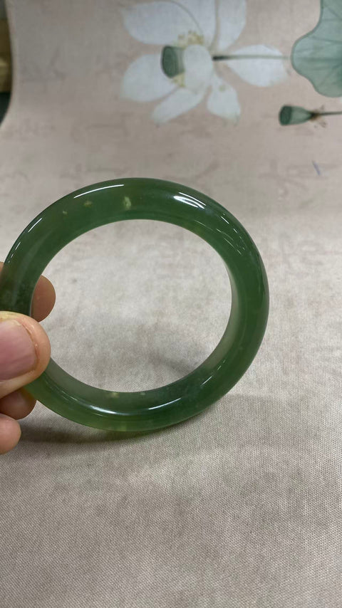 Gelang giok Xiuyan hijau penuh bertabur bunga emas yang indah, giok hijau, kekayaan dan kemakmuran seumur hidup. Diameter 59,9 mm, lebar batang 12,8 mm, semua batu alam terbentuk secara alami, polanya acak. Pajak pengiriman sudah termasuk