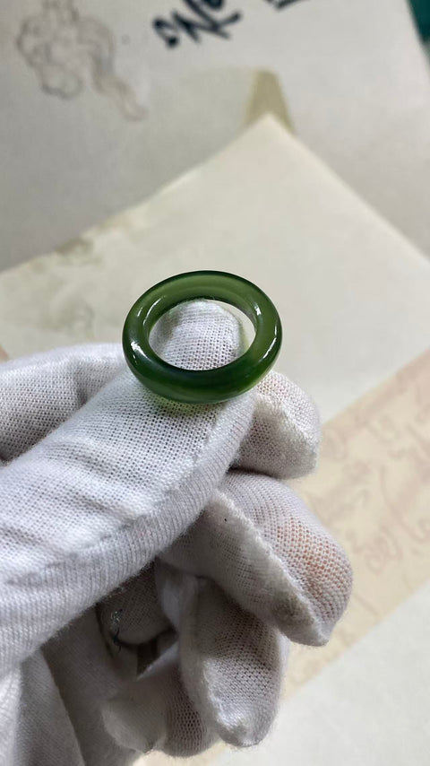 Cincin giok Xiuyan hijau penuh yang indah, diameter 15,7, batu alam terbentuk secara alami, polanya acak, termasuk pajak pengiriman