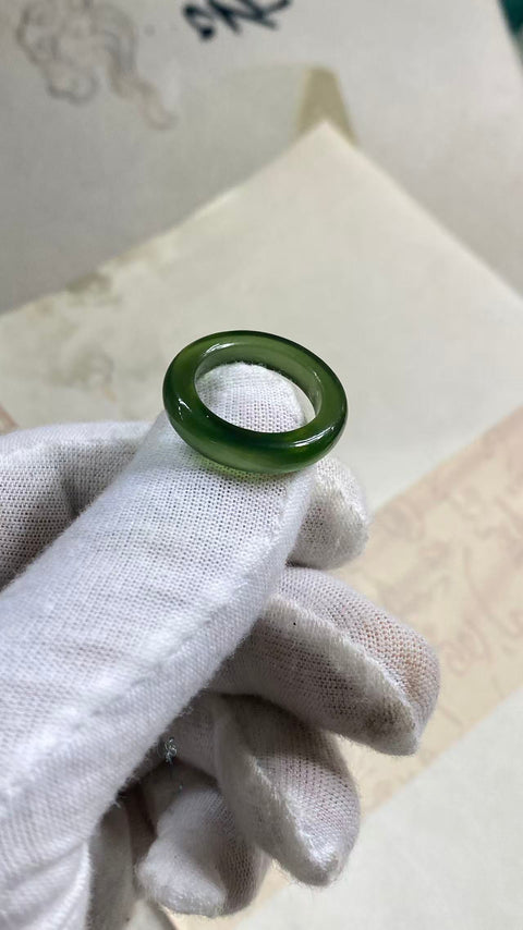 Cincin giok Xiuyan hijau penuh yang indah, diameter 15,7, batu alam terbentuk secara alami, polanya acak, termasuk pajak pengiriman