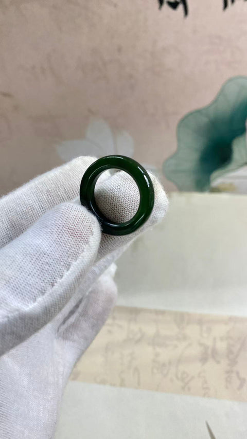 Cincin giok Xiuyan hijau penuh yang indah, diameter 15,7, batu alam terbentuk secara alami, polanya acak, termasuk pajak pengiriman