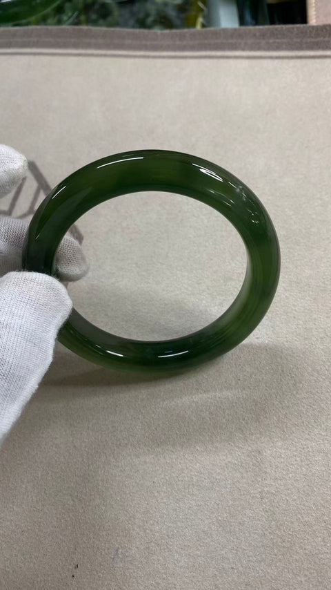 Gelang giok Xiuyan yang indah dengan zamrud hijau cerah, melambangkan kehidupan yang sejahtera. Diameter 59,8 mm, lebar sisi 12 mm. Batu alam terbentuk secara alami, dengan pola acak. Biaya pengiriman dan pajak sudah termasuk