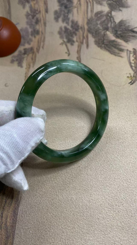 Gelang giok hijau penuh Xiuyan yang indah, diameter 58,3mm, lebar tepi 11,5mm, batu alam terbentuk secara alami, pola acak, termasuk pajak pengiriman