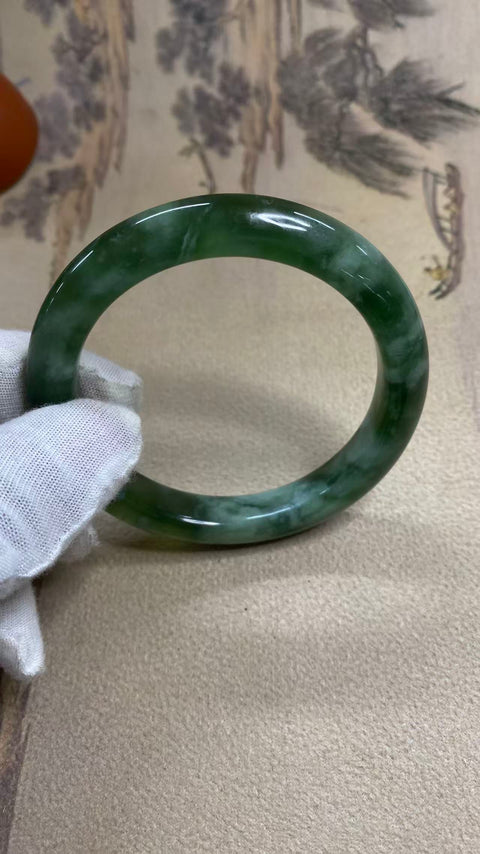 Gelang giok hijau penuh Xiuyan yang indah, diameter 58,3mm, lebar tepi 11,5mm, batu alam terbentuk secara alami, pola acak, termasuk pajak pengiriman