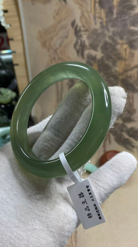 Gelang giok Xiuyan hijau penuh yang indah, diameter 61,7 mm, lebar sisi 13,1 mm, batu alam alami, pola acak, sudah termasuk ongkos kirim dan pajak