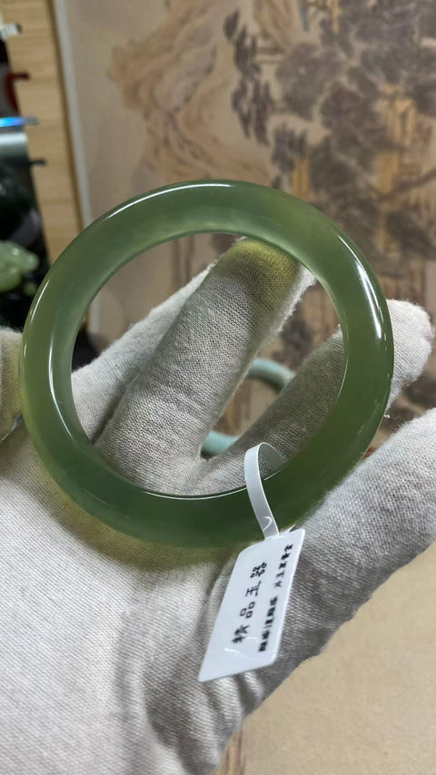 Gelang giok Xiuyan hijau penuh yang indah, diameter 61,7 mm, lebar sisi 13,1 mm, batu alam alami, pola acak, sudah termasuk ongkos kirim dan pajak