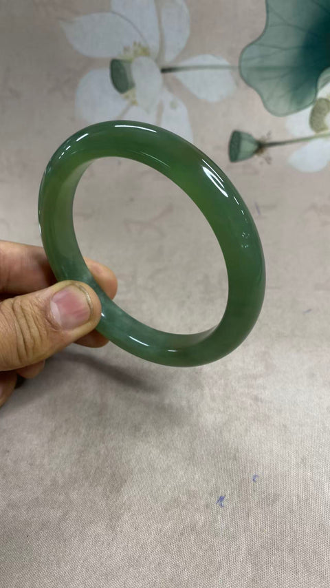 Gelang giok Xiuyan hijau penuh yang indah, diameter 65,5mm, lebar sisi 12,1mm, batu alam terbentuk secara alami, polanya acak, termasuk pajak pengiriman