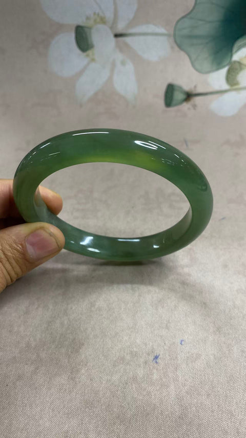 Gelang giok Xiuyan hijau penuh yang indah, diameter 65,5mm, lebar sisi 12,1mm, batu alam terbentuk secara alami, polanya acak, termasuk pajak pengiriman