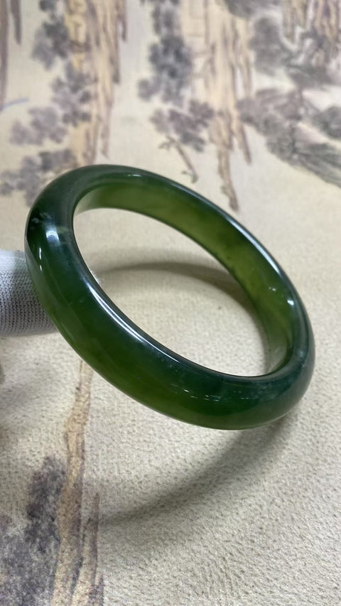 Gelang giok hijau penuh Xiuyan yang indah, diameter 62,2mm, lebar tepi 12,5mm, batu alam terbentuk secara alami, pola acak, termasuk pajak pengiriman