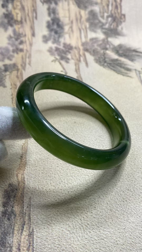 Gelang giok hijau penuh Xiuyan yang indah, diameter 62,2mm, lebar tepi 12,5mm, batu alam terbentuk secara alami, pola acak, termasuk pajak pengiriman