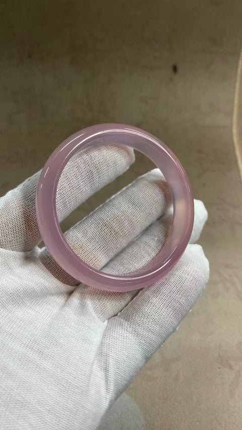 Gelang kalsedon merah muda yang indah, tampak lebih indah jika dipakai langsung. Diameter: 52 mm, lebar sisi 11,5 mm. Terbuat dari batu alam, semua motif acak. Biaya pengiriman dan pajak sudah termasuk