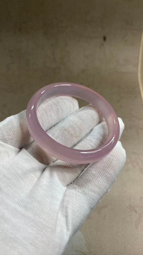 Gelang kalsedon merah muda yang indah, tampak lebih indah jika dipakai langsung. Diameter: 52 mm, lebar sisi 11,5 mm. Terbuat dari batu alam, semua motif acak. Biaya pengiriman dan pajak sudah termasuk