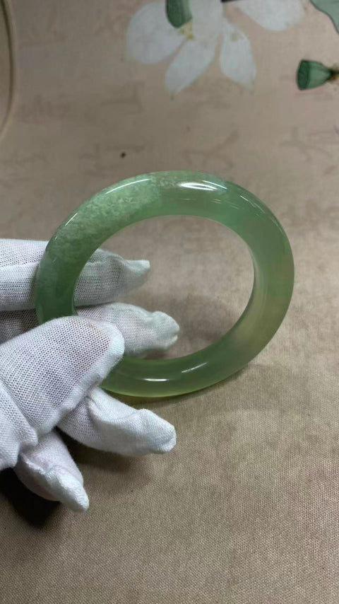 Gelang giok Xiuyan yang indah, diameter 54,5 mm, lebar 11,4 mm. Terbuat dari batu alam, motif acak. Biaya pengiriman dan pajak sudah termasuk