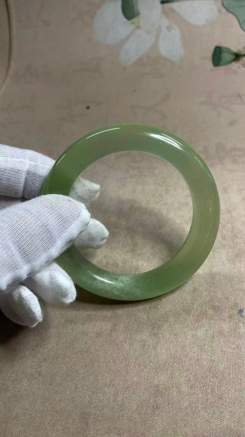 Gelang giok Xiuyan yang indah, diameter 54,5 mm, lebar 11,4 mm. Terbuat dari batu alam, motif acak. Biaya pengiriman dan pajak sudah termasuk