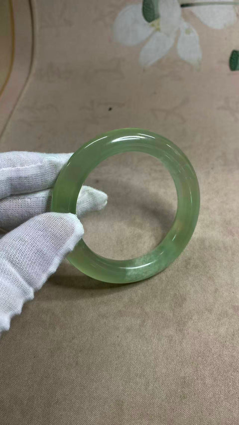 Gelang giok Xiuyan yang indah, diameter 54,5 mm, lebar 11,4 mm. Terbuat dari batu alam, motif acak. Biaya pengiriman dan pajak sudah termasuk