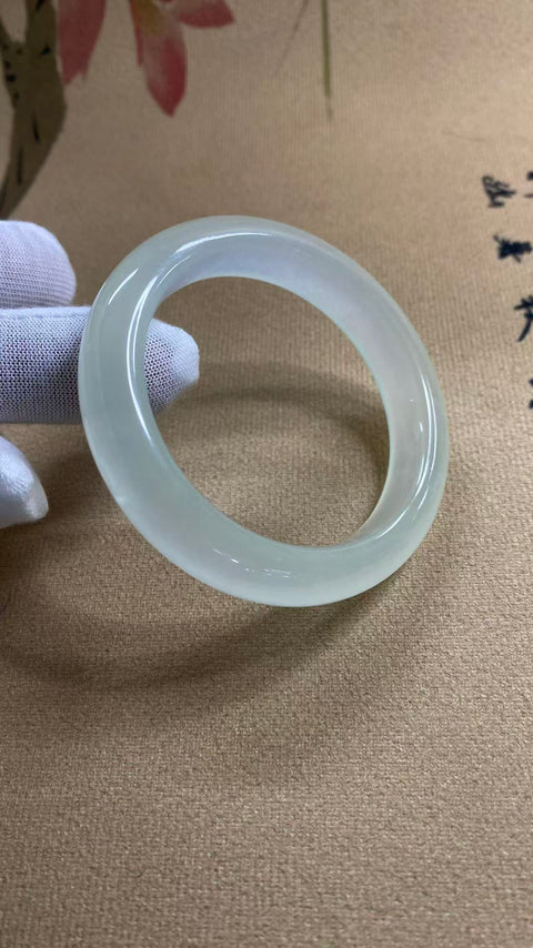 Gelang giok Xiuyan yang indah, diameter 52,2 mm, lebar 12 mm. Batunya terbentuk secara alami, dan polanya acak. Gratis Biaya pengiriman dan pajak