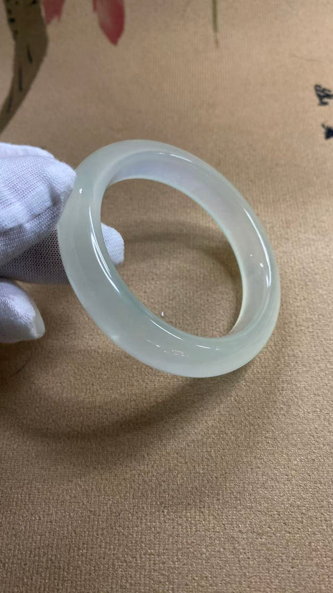 Gelang giok Xiuyan yang indah, diameter 52,2 mm, lebar 12 mm. Batunya terbentuk secara alami, dan polanya acak. Gratis Biaya pengiriman dan pajak