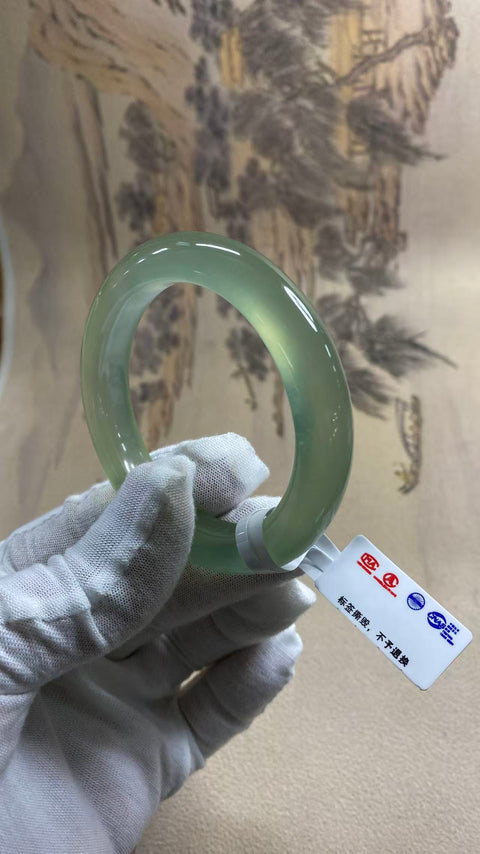 Gelang giok Xiuyan hijau es yang indah, diameter 52,5 mm, lebar 11,8 mm. Batunya terbentuk secara alami, dan polanya acak. Biaya pengiriman dan pajak sudah termasuk