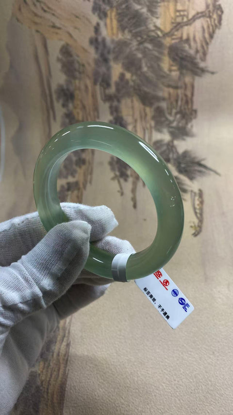 Gelang giok Xiuyan hijau es yang indah, diameter 52,5 mm, lebar 11,8 mm. Batunya terbentuk secara alami, dan polanya acak. Biaya pengiriman dan pajak sudah termasuk