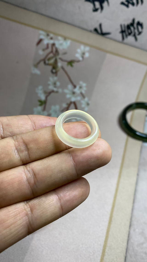 Cincin giok Xiuyan tipe es yang indah, diameter 15 mm. Gratis biaya pengiriman dan pajak