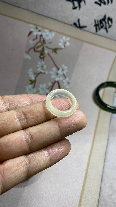 Cincin giok Xiuyan tipe es yang indah, diameter 15 mm. Gratis biaya pengiriman dan pajak