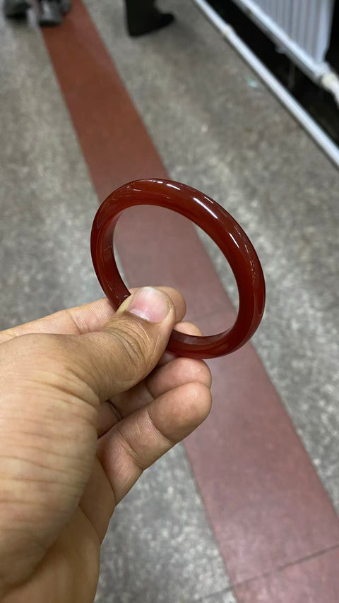 Gelang kalsedon yang indah, penuh warna, bahkan lebih indah jika dilihat langsung. Diameter 53 mm. Semua batu terbentuk secara alami; pola acak. Biaya pengiriman dan pajak sudah termasuk