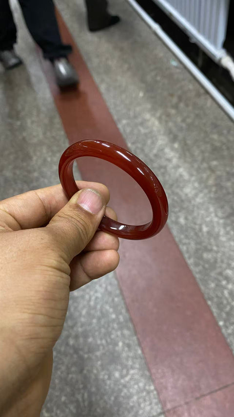 Gelang kalsedon yang indah, penuh warna, bahkan lebih indah jika dilihat langsung. Diameter 53 mm. Semua batu terbentuk secara alami; pola acak. Biaya pengiriman dan pajak sudah termasuk