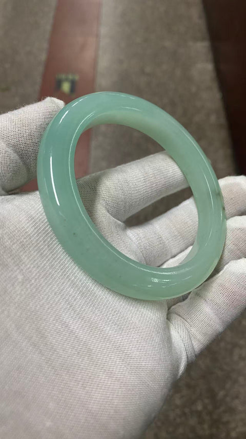 Gelang jelly giok Xiuyan yang indah, diameter 63 mm, lebar 12,5 mm. Batunya terbentuk secara alami, dan polanya acak. Biaya pengiriman dan pajak sudah termasuk