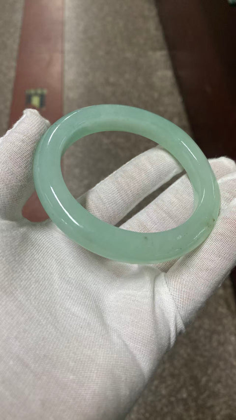 Gelang jelly giok Xiuyan yang indah, diameter 63 mm, lebar 12,5 mm. Batunya terbentuk secara alami, dan polanya acak. Biaya pengiriman dan pajak sudah termasuk