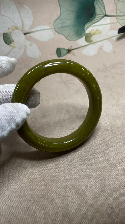 Gelang giok Xiuyan berbentuk alpukat yang indah, berdiameter 66,1 mm dan lebar 13,8 mm. Batunya terbentuk secara alami, dan polanya acak. Biaya pengiriman dan pajak sudah termasuk