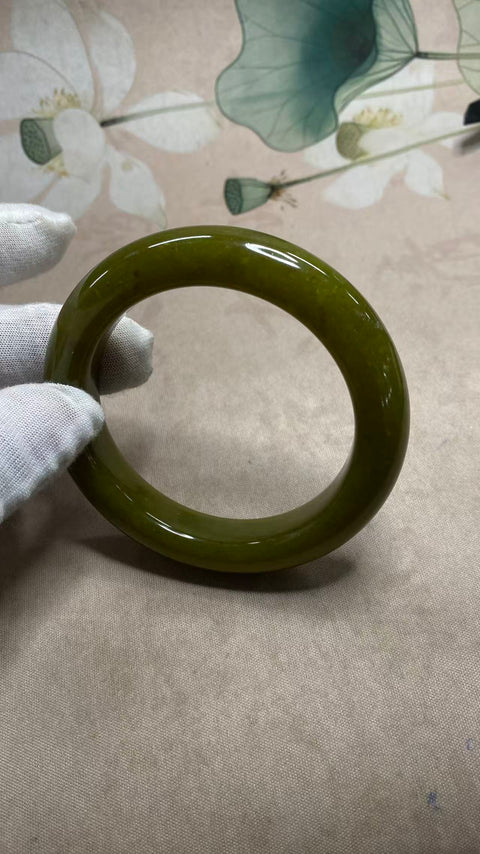Gelang giok Xiuyan berbentuk alpukat yang indah, berdiameter 66,1 mm dan lebar 13,8 mm. Batunya terbentuk secara alami, dan polanya acak. Biaya pengiriman dan pajak sudah termasuk