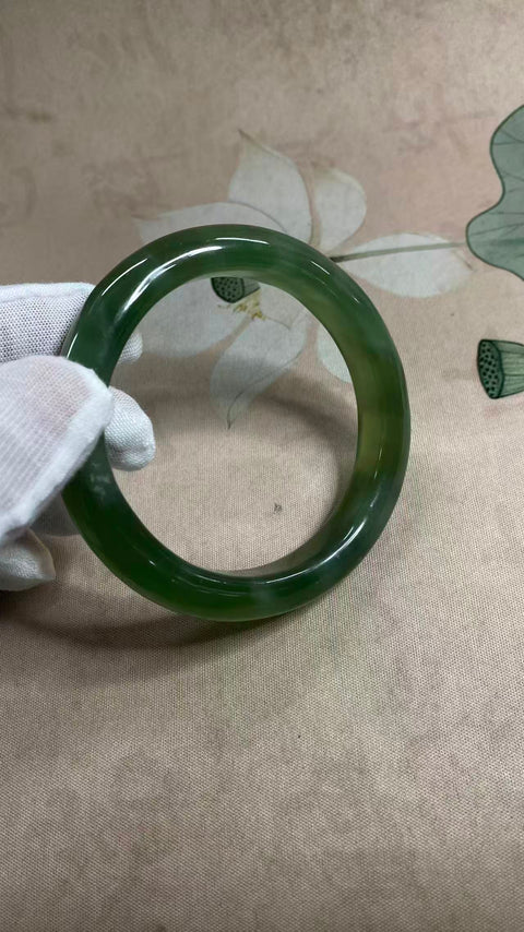 Gelang giok Xiuyan yang indah, hijau penuh dengan zamrud mengambang, diameter 62,1 mm, lebar tepi 12,1 mm. Semua batu terbentuk secara alami. Biaya pengiriman dan pajak sudah termasuk