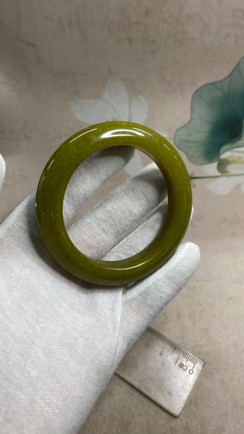 Gelang giok Xiuyan berbentuk alpukat yang indah, berdiameter 57,2 mm dan lebar 13,5 mm. Terbuat dari batu alam. Harga sudah termasuk ongkos kirim dan pajak