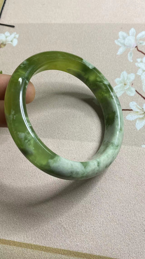 Gelang giok Xiuyu Milkcap yang indah, diameter 65,1 mm, lebar samping 15,1 mm, giok diproduksi secara alami dengan pola acak. Gratis Pengiriman dan termasuk pajak