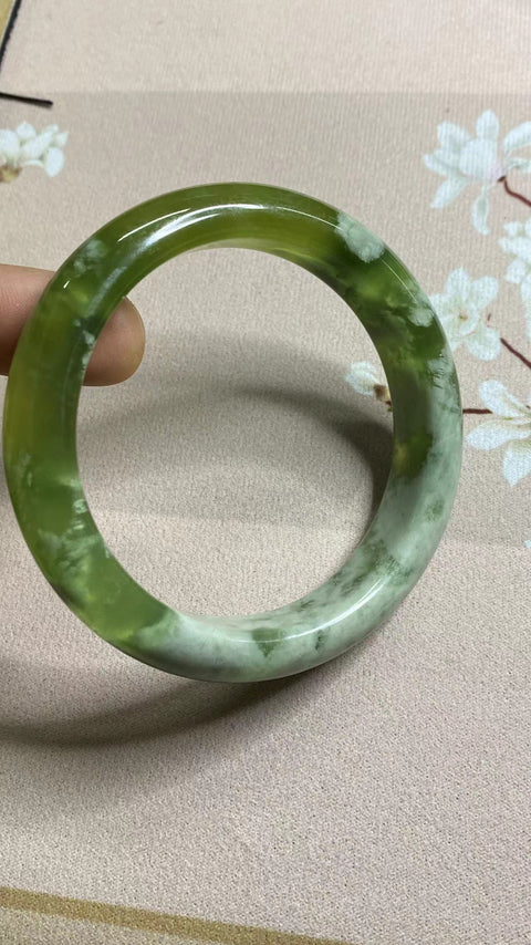 Gelang giok Xiuyu Milkcap yang indah, diameter 65,1 mm, lebar samping 15,1 mm, giok diproduksi secara alami dengan pola acak. Gratis Pengiriman dan termasuk pajak