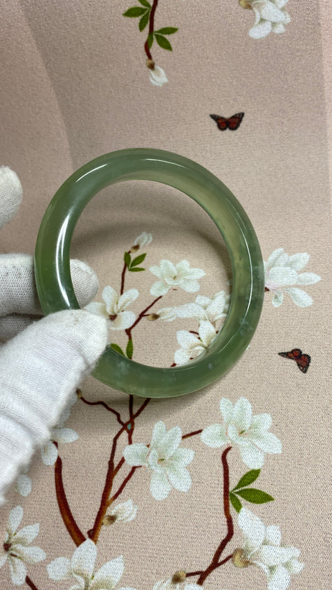 Gelang topi susu hijau giok Xiu yang indah, dengan diameter 63 mm dan lebar samping 11,9 mm. Potongan giok semuanya diproduksi secara alami dengan pola acak. Sudah termasuk pengiriman dan pajak