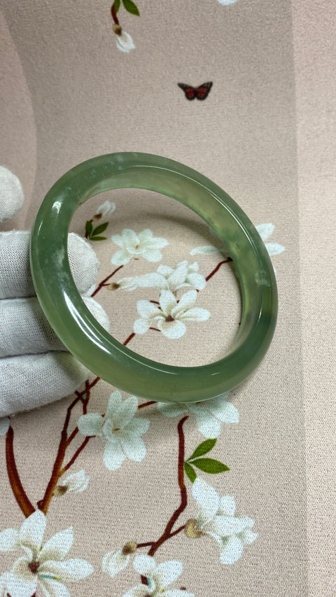 Gelang topi susu hijau giok Xiu yang indah, dengan diameter 63 mm dan lebar samping 11,9 mm. Potongan giok semuanya diproduksi secara alami dengan pola acak. Sudah termasuk pengiriman dan pajak