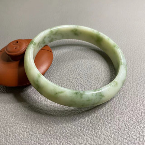 Gelang giok minyak tua yang indah dari giok Xiu alami, diameternya cocok untuk 68,5 mm, lebar samping 15,3 mm, potongan giok semuanya dihasilkan secara alami dengan pola acak, gratis ongkir dan pajak