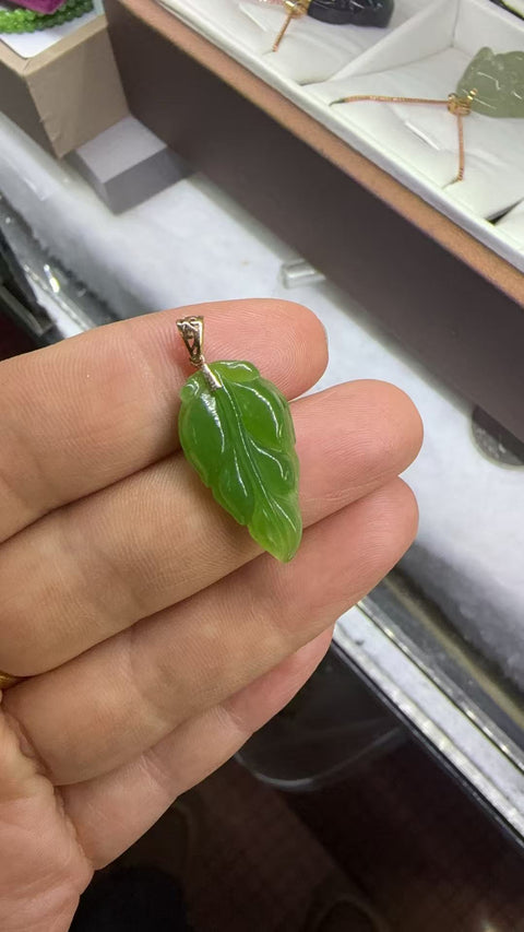 Kalung Daun "Ye🍃" dari Giok Hetian, melambangkan keluarga besar dan bisnis yang makmur! Kaya dalam semalam~ Tatahan emas 18k, ukuran: kurang lebih: 24×13.1x5.4 mm, gratis ongkos kirim dan pajak