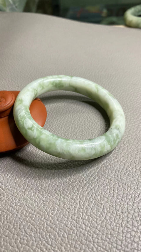 Gelang giok minyak tua giok Xiu alami yang indah, diameter 56,2 mm, lebar samping 11,4 mm, giok diproduksi secara alami dengan pola acak. Pengiriman dan termasuk pajak