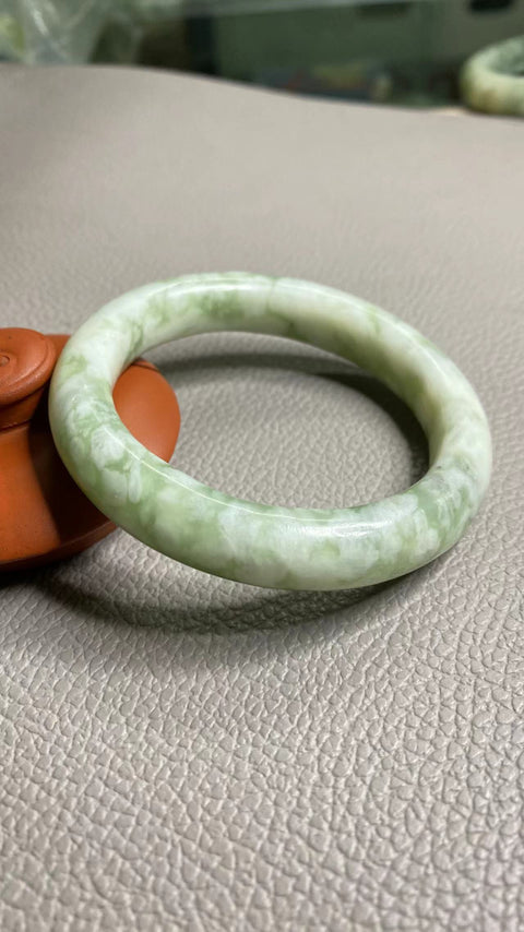 Gelang giok minyak tua giok Xiu alami yang indah, diameter 56,2 mm, lebar samping 11,4 mm, giok diproduksi secara alami dengan pola acak. Pengiriman dan termasuk pajak