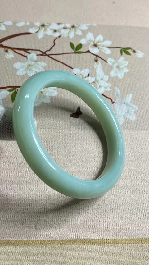 Gelang biru giok Xiu yang indah, biru muda, diameter 63 mm, lebar samping 12,3 mm. Potongan giok semuanya diproduksi secara alami dengan pola acak. Sudah termasuk pengiriman dan pajak