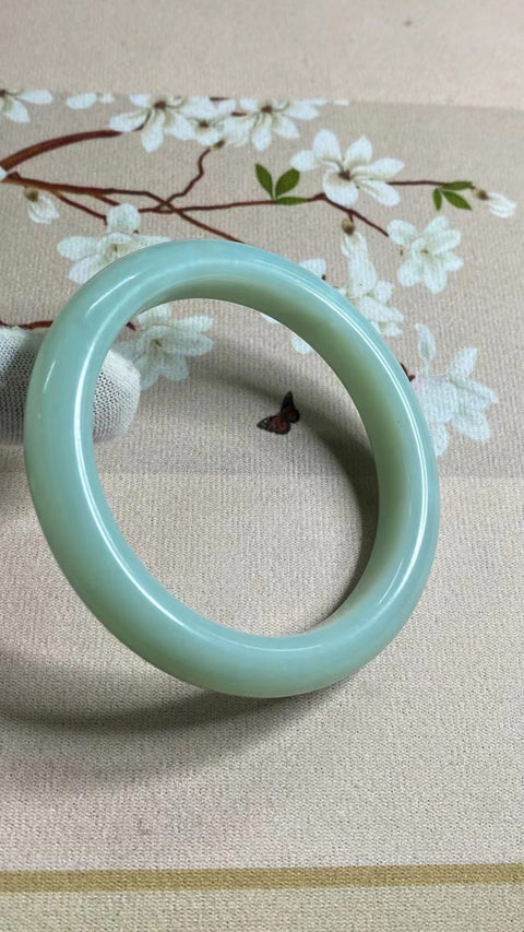 Gelang biru giok Xiu yang indah, biru muda, diameter 63 mm, lebar samping 12,3 mm. Potongan giok semuanya diproduksi secara alami dengan pola acak. Sudah termasuk pengiriman dan pajak
