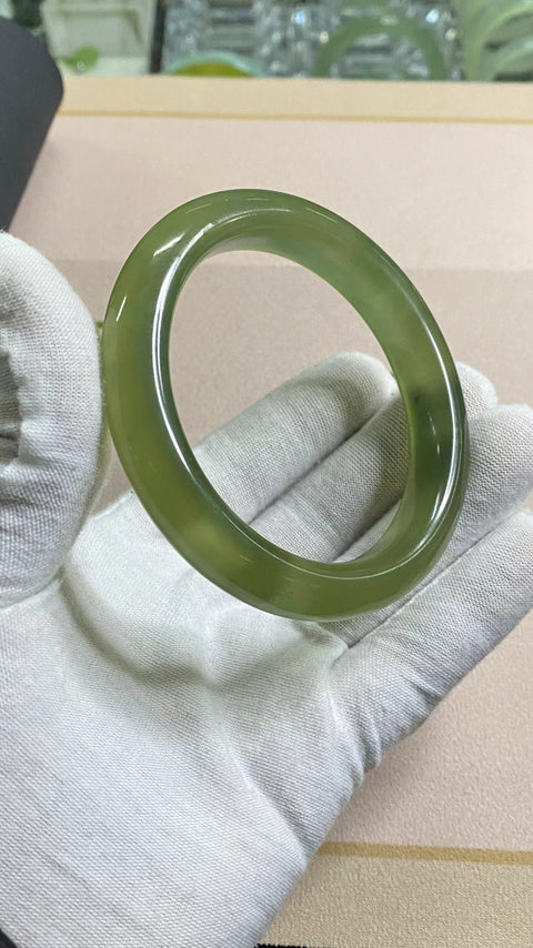 Gelang giok Xiu yang indah, dengan diameter 63,5 mm dan lebar samping 12,9 mm. Potongan giok semuanya diproduksi secara alami dengan pola acak. Sudah termasuk pengiriman dan pajak