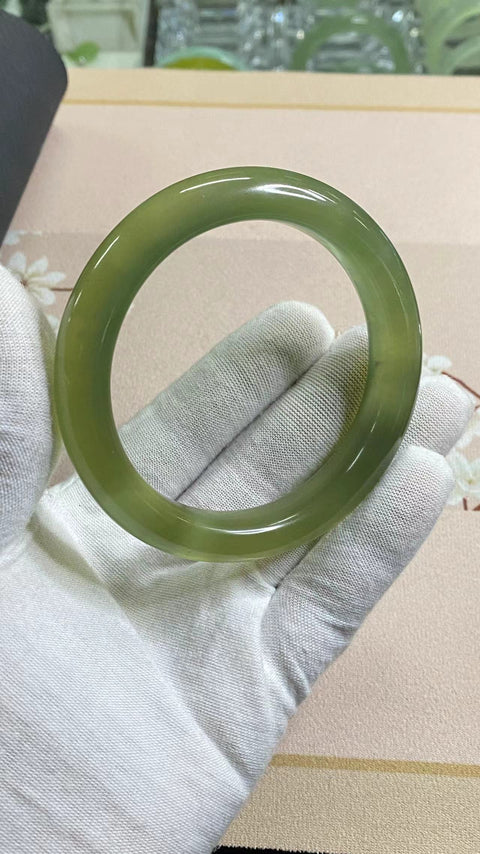Gelang giok Xiu yang indah, dengan diameter 63,5 mm dan lebar samping 12,9 mm. Potongan giok semuanya diproduksi secara alami dengan pola acak. Sudah termasuk pengiriman dan pajak