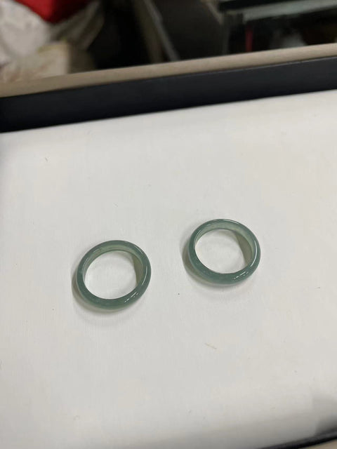 Cincin jadeite giok alami ini memiliki tekstur halus dan lembut serta warna biru kehijauan yang indah. Terlihat menakjubkan saat dikenakan. Ukuran: 1,8 cm.