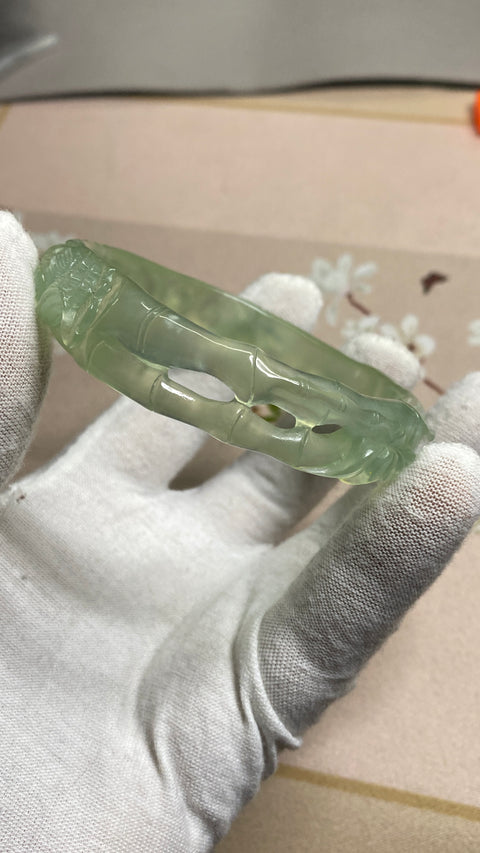 Bambu untuk keamanan: Gelang giok Xiu alami yang diukir dengan indah - terus naik, dengan diameter 63,4 mm dan lebar sisi 13,7 mm. Potongan giok semuanya diproduksi secara alami dengan pola acak. Sudah termasuk pengiriman dan pajak