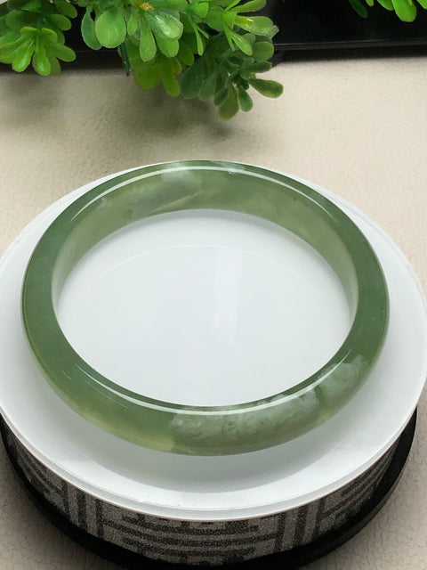 Gelang Giok Xiu Jia Cui Ping An Alami. Bentuk bunganya cerdas dan elegan. Kualitas batu gioknya halus dan lembab. Efeknya serbaguna. Ukurannya sekitar: 64,7×13,5×8㎜ pola. Pengiriman dan pajak sudah termasuk