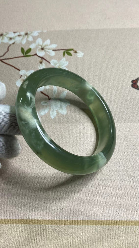 Gelang giok Xiu yang indah, tutup puting hijau, diameter 61 mm, lebar samping: 13,5 mm, potongan giok semuanya diproduksi secara alami dengan pola acak. Termasuk pengiriman dan pajak